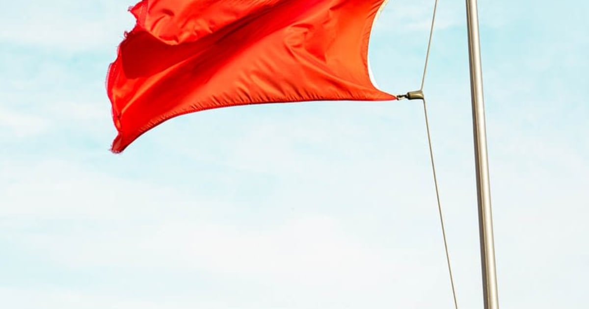 Stora röda flaggor som indikerar bedrägerier på nätet